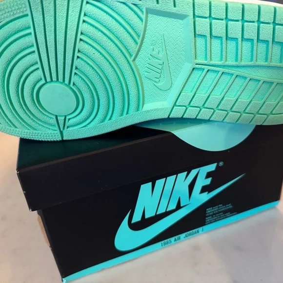 Air Jordan 1 Retro High OG GS 'Green Glow' 2024
Women’s 8.5 Men’s 7 - Picture 8 of 10